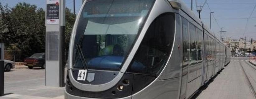 رشق القطار الخفيف بالحجارة في شعفاط