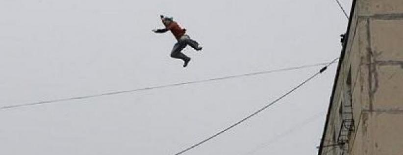 مواطن يلقي بنفسه من الدور الرابع والسبب هو ” أزمه البسطات ” بطولكرم