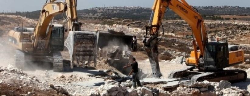 الاحتلال يخطر بهدم بئر في الكوم جنوب غرب الخليل