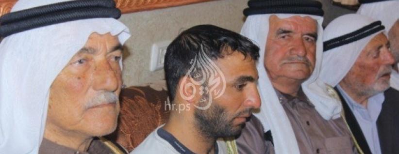 بالفيديو..بعد خطفه الساعة 6 صباحا.. عائلة أبو عيشه تسلم المختطف لديها لعائلة الجعبري في الخليل