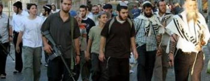 مستوطنون يعتدون على شاب بالقدس