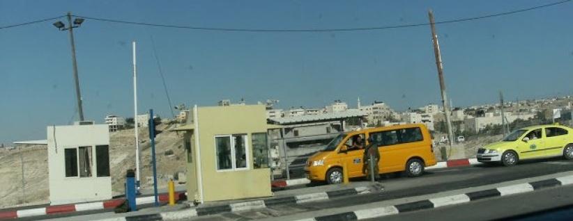 الاحتلال يعتقل محررًا بعد ضربه على حاجز 