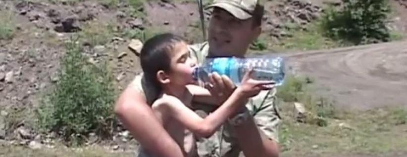 العثور على طفل تاه من والديه في غابات تركيا بعد 6 أيام من اختفائه (فيديو)