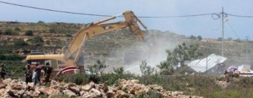 كيسان: الاحتلال يخطر بهدم غرفة زراعية وجدران استنادية