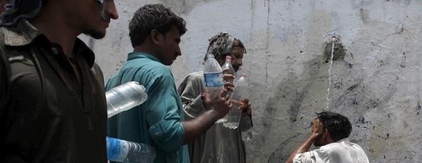 علماء دين في باكستان يحللون الإفطار بسبب موجة الحر