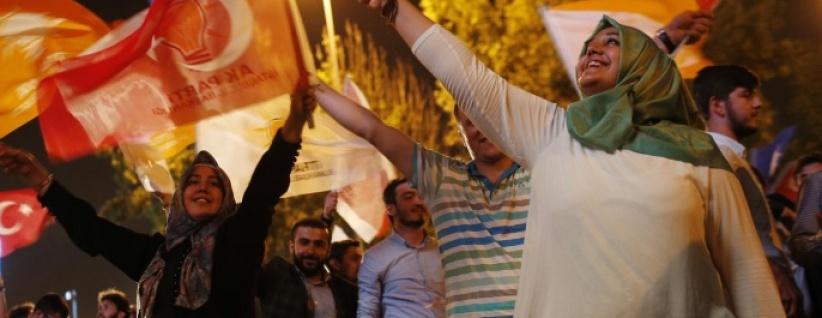 العدالة والتنمية بلا أغلبية مطلقة ودعوات بتركيا لاقتراع جديد