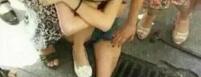 (صــورة) صينية تعلق داخل مصرف مياه لانشغالها بهاتفها المحمول