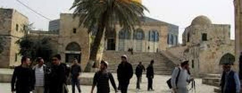 مستوطنون يقتحمون الاقصى وتحذيرات من اقتحامات واسعة بعد غد