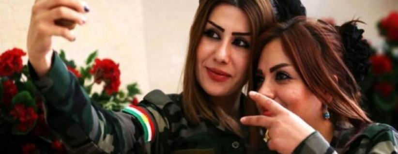 بالصور: Selfie لمقاتلات من البشمركة قبل مواجهة داعش