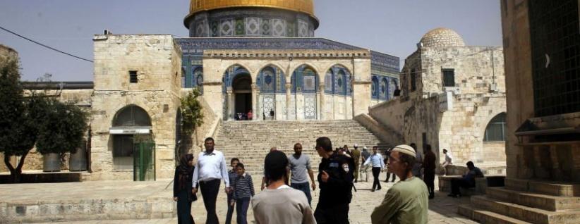 مستوطنون يقتحمون باحات الأقصى واعتقال مقدسية