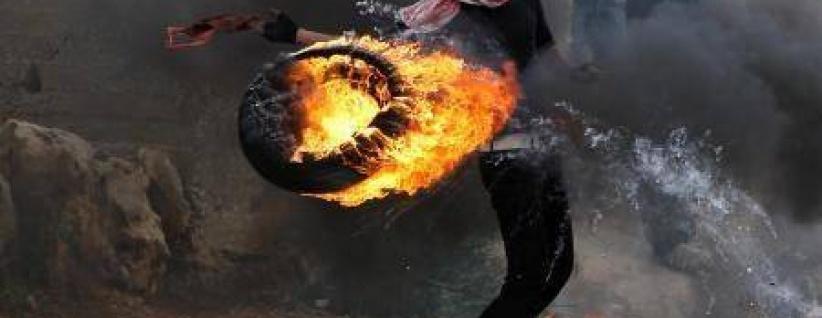 مواجهات في بيت امر بالخليل ليلاً