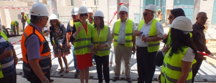 رئيسة بلدية بيت لحم وجوانا منتلو تتفقدان مشروع السوق القديم ومكتب خدمة الجمهور