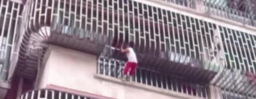 بالفيديو.. قضبان الشرفة انقذت طفلا من الموت