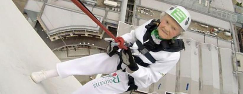 عجوز الـ101 عام تصبح أكبر ممارسة لرياضة الهبوط بالحبال