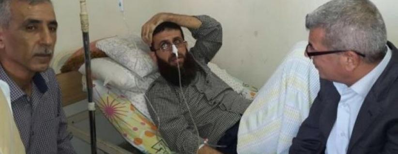 قراقع يزور عدنان وعائلة الأسير المضرب عدي ستيتي