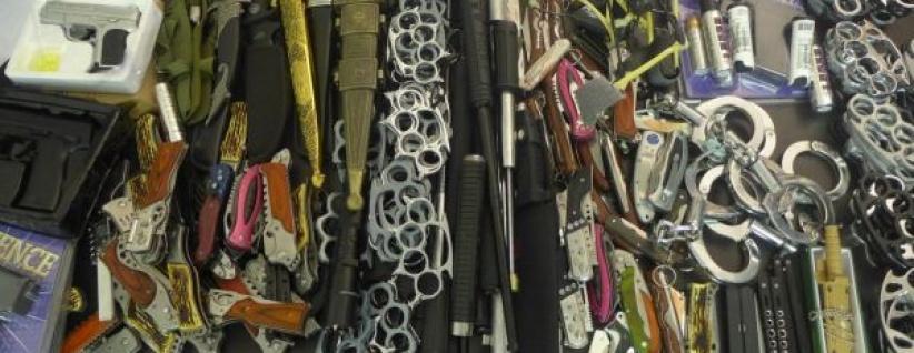 الشرطة تضبط أكثر من 300 قطعة من الأسلحة البيضاء والغاز المسيل للدموع في الخليل