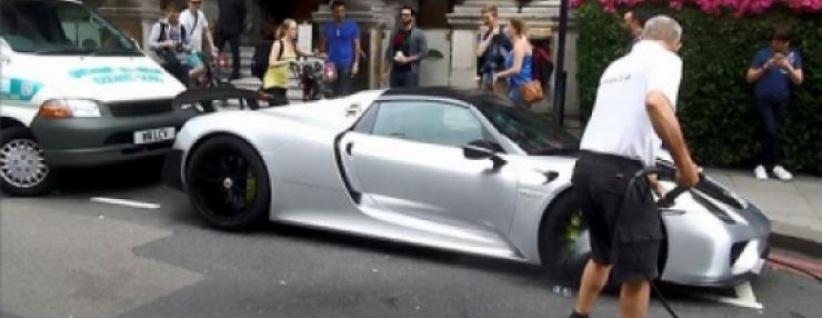 فيديو وصور: ثري سعودي يعطّل المرور في لندن لتنظيف سيارته البورش