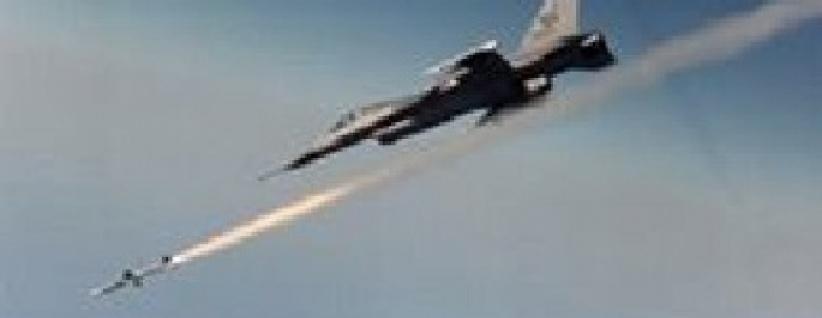 طائرة حربية تهاجم سفينة قرب ميناء بنغازي وتغرقها