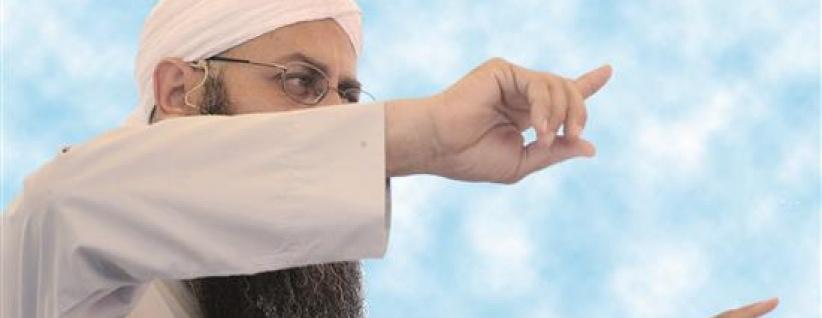 الشيخ أحمد الأسير يسرح ويمرح في صيدا.. حليق الذقن وطويل الشعر