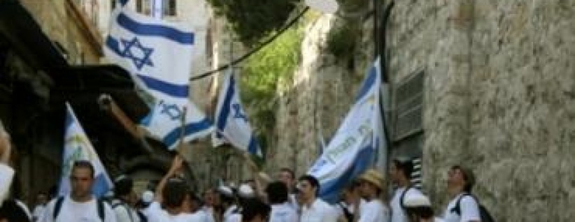 مستوطنون يتظاهرون ضد الفلسطينيين بالخليل