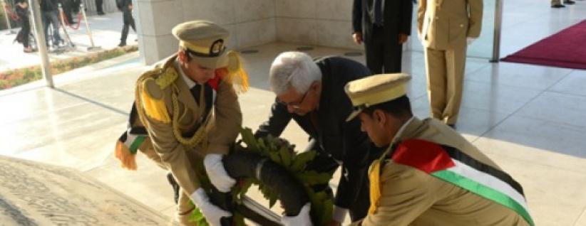 الرئيس يضع إكليلاً من الزهور على ضريح الشهيد ياسر عرفات