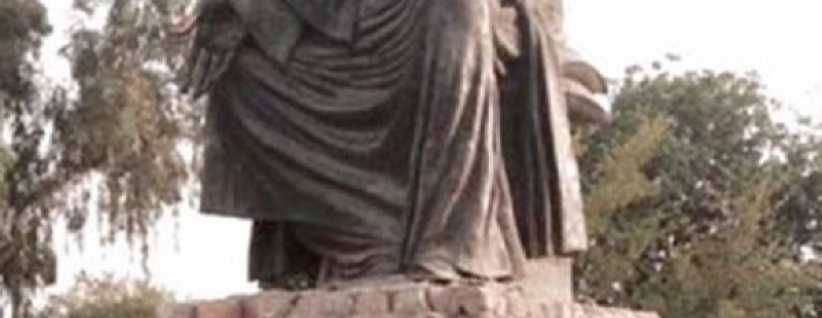 بغداد تعيد الحياة لتمثال شاعرها العباسي 
