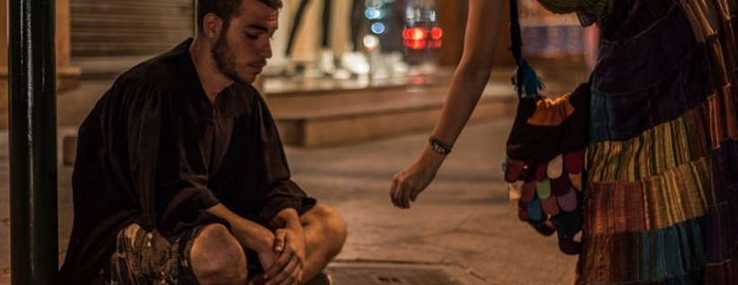 شابٌ لبناني يتسوّل على الطرقات بثوب التخرّج