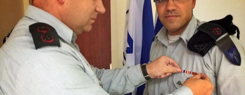 جيش الاحتلال يمنح الناطق باسمه وسام 