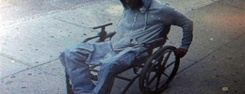 لص على كرسي متحرك يسرق بنكا ويهرب