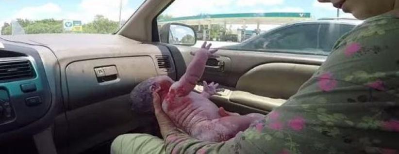 زوج يصور بالفيديو ولادة ابنه بالسيارة