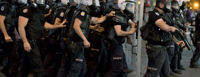 الشرطة التركية تعتقل المئات في حملة واسعة ضد 