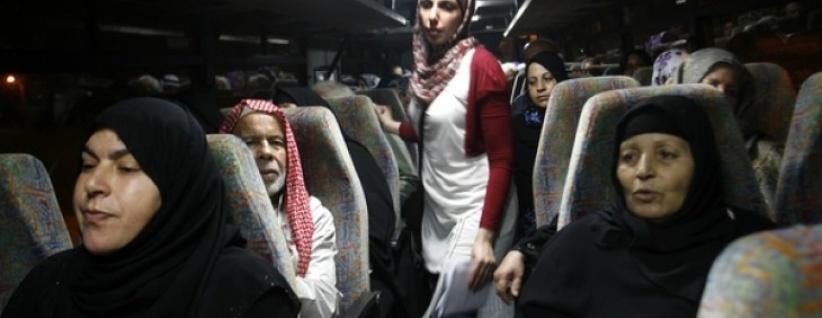 دفعة من أهالي الأسرى يزورون ابنائهم في سجن ايشل