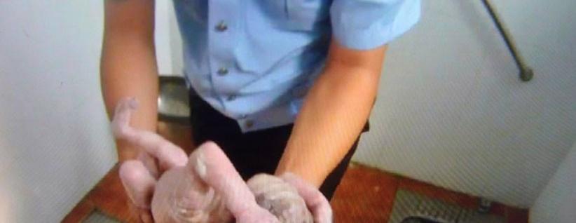 صور مؤثرة لشرطي صيني ينقذ رضيعة من الموت في دورة مياه عمومية