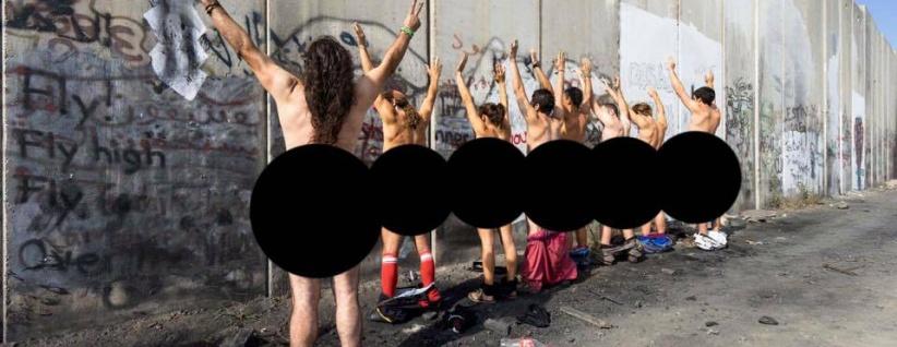 بالصور : نشطاء اجانب يقومون بالتعري امام جدار الفصل العنصري تضامنا مع الشعب الفلسطيني !