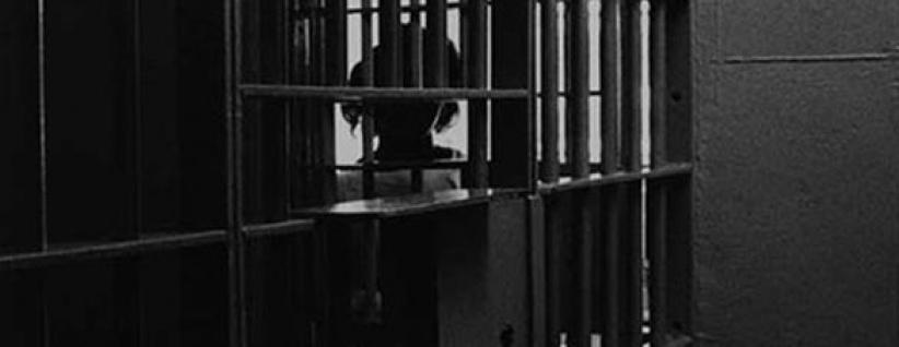 أب يحبس زوجته وابنه في زنزانة لـ 6 سنوات