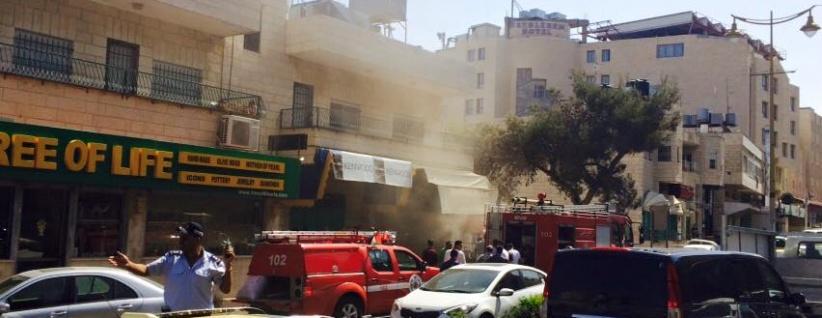 بالصور اخماد حريق في سوبر ماركت في بيت لحم