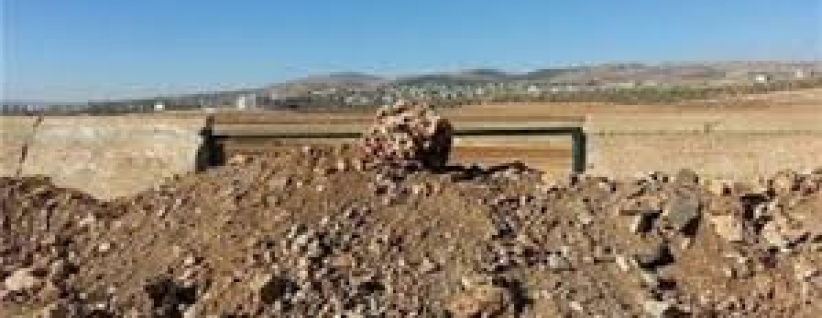 مستوطنون يغلقون مدخل قرية بيت دجن شرق نابلس بالسواتر الترابية