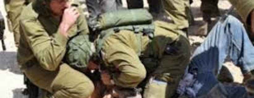 مستوطنون يعتدون على طفل وشاب في الخليل