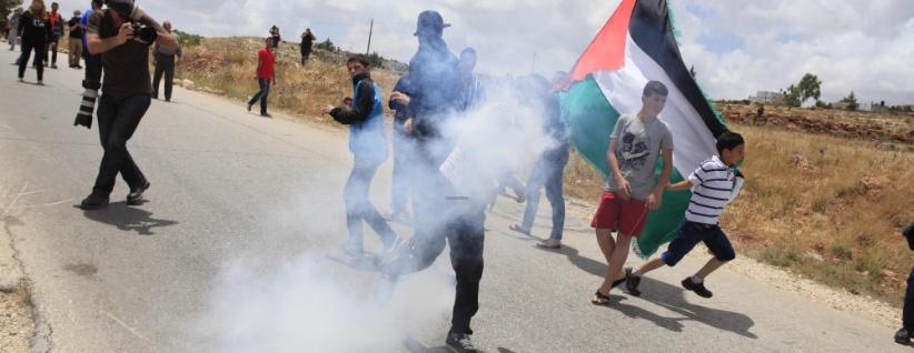 الاحتلال يقمع مسيرة قرية نعلين