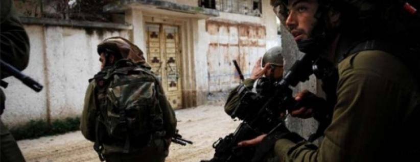 الاحتلال ينزل حمولة أسلاك شائكة غرب بيت لحم