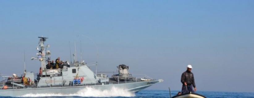 زوارق الاحتلال تستهدف الصيادين ومراكبهم في بحر شمال غزة