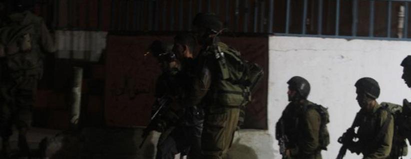 الاحتلال يعتقل مواطناً ويفتش منازل ويستولي على مبلغ مالي في الخليل