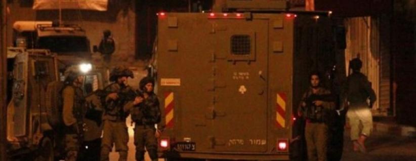  الإحتلال يداهم منازل في إذنا وبيت أمر وينصب حواجز