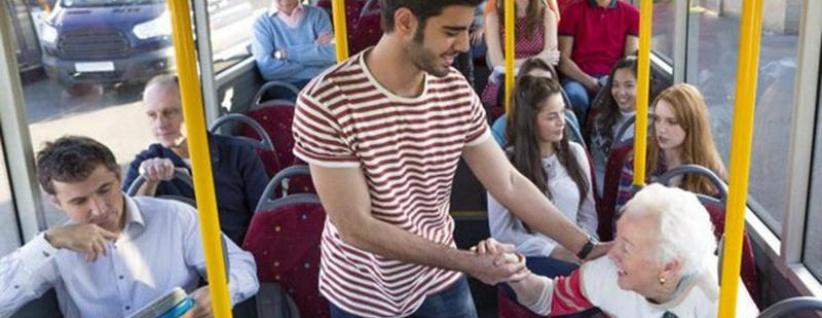 لهذا السبب لا تترك مقعدك لكبار السن في الحافلة