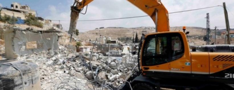 جرافات الإحتلال تهدم منزلا في اللد وتشرد قاطنيه