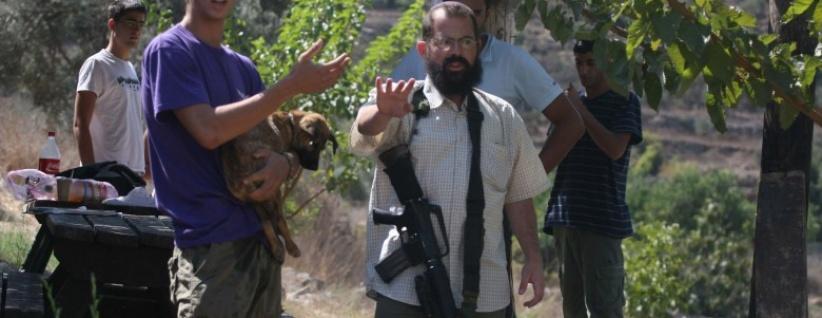 مستوطنون يهاجمون قاطفي الزيتون في دير الحطب شرق نابلس