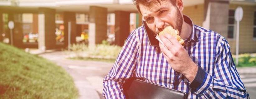 احذر من تناولك للطعام وأنت تمشي