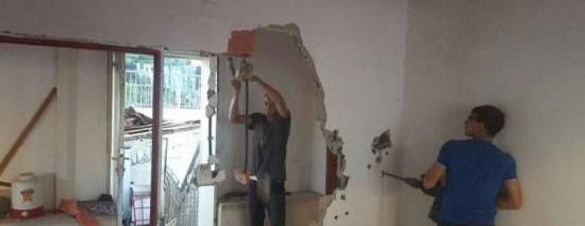 مواطن يهدم منزله بنفسه في القدس بضغط من بلدية الاحتلال