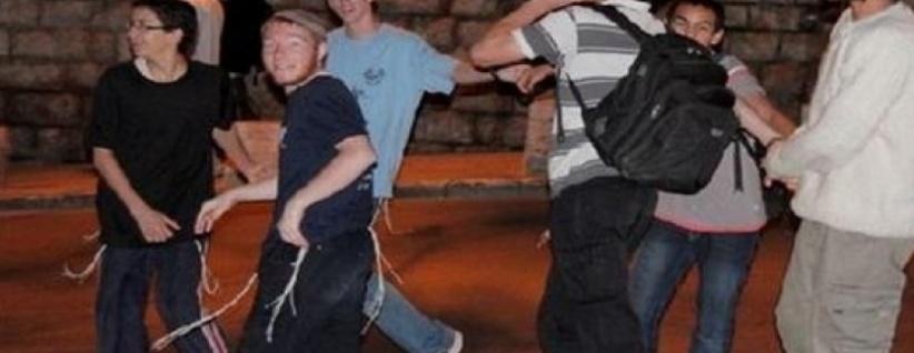 إصابة مواطنين عقب استهداف مستوطنين مركبتهما جنوب نابلس