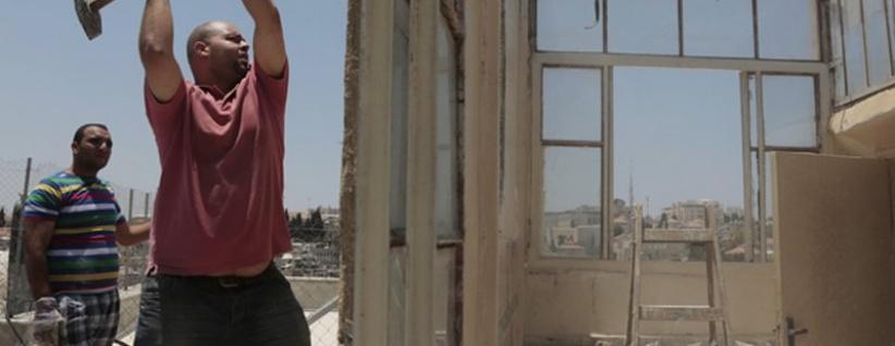 عائلة مقدسية تهدم متجرا لها جنوب الأقصى بضغط من الاحتلال